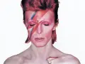 Visage emblématique de David Bowie, maquillage éclair, rappelant la pochette d'un de ses albums iconiques.