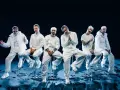 Six hommes en tenue blanche, assis sur des tabourets, évoquant l'univers des albums de Electric Callboy.