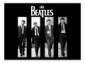 Les Beatles, parmi les 100 meilleurs groupes de rock de tous les temps, défilent en noir et blanc, costumes et cravates.