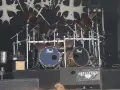 Batterie de scène avec le logo Hellfest. Jan Axel Blomberg, batteur de Mayhem, est prêt à jouer.