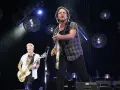 Eddie Vedder et Mike McCready, membres de Pearl Jam, jouent sur scène sous des sphères lumineuses.