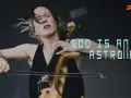 Une violoncelliste passionnée, cheveux au vent, joue avec intensité. Le texte "GOD IS AN ASTRONAUT" flotte, comme une vision cosmique.