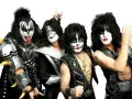 Les membres de KISS, avec leurs maquillages iconiques et leurs costumes flamboyants, posent pour une photo.