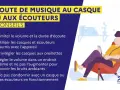Un jeune homme écoute de la musique au casque, détendu dans un fauteuil. Conseils pour ne pas entendre trop bien et protéger son audition.