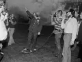 Un homme en uniforme militaire, bras levé, au milieu d'une foule et de caméras. Une scène qui pourrait faire partie de l'histoire du disco.