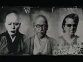 Trois portraits en noir et blanc de visages japonais. Le premier, chauve, porte une tenue sombre. Le second, avec des lunettes rondes, a une moustache. Le troisième, avec des lunettes de soleil, arbore un motif de crâne, évoquant un style metal japonais.