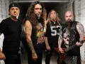 Les membres de Slayer posent ensemble, prêts à déchaîner leur son légendaire.
