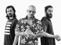 Les membres de Thirty Seconds to Mars posent ensemble, un regard intense sur le visage de Jared Leto.