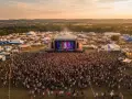 Festival de musique en plein air, une foule immense devant une scène illuminée. On imagine un chanteur blues français y donner un concert mémorable.