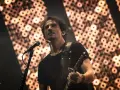 Un guitariste en sueur, micro devant lui, sur scène. Le fond abstrait rappelle des cercles lumineux, comme si l'artiste, trahissant les martyrs, chantait pour un public aveugle.