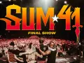 Le groupe Sum 41 sur scène pour leur "Final Show" devant une foule immense.