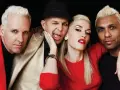 Les membres de No Doubt posent ensemble, Gwen Stefani au centre, avec un clin d'œil espiègle d'un autre membre.