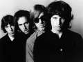 Les membres du groupe The Doors posent pour une photo emblématique, rappelant leurs célèbres albums.