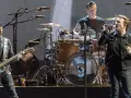 U2 sur scène, The Edge à la guitare, Bono au micro, Larry Mullen Jr. à la batterie. Un concert mémorable, comme un Joshua Tree.