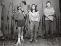 Trois hommes dans un studio d'enregistrement, entourés de micros. L'un d'eux, casquette et short, se touche la moustache. Husker du, un souvenir de cette époque.