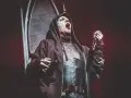 Marilyn Manson, le visage maquillé, chante sur scène, micro en main. Les dernières marilyn manson news le montrent toujours aussi provocateur.