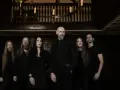 Cinq musiciens en tenue sombre, ambiance gothique, comme un groupe nommé "my dying bride".