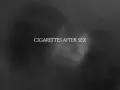 Texte blanc "CIGARETTES AFTER SEX" sur fond sombre et flou, évoquant une ambiance intime et mélancolique.