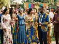 Mariage coloré avec un couple rayonnant. Les invités portent des tenues africaines vibrantes, rappelant un groupe africain connu en France.