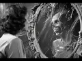 Une femme voit son reflet se transformer en un crâne décharné, une vision digne de Deathspell Omega.