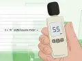 Main tenant une main un sonomètre affichant 55 dBA, prêt à effectuer une decibels mesure.