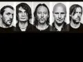 Cinq portraits en noir et blanc des membres de Radiohead, chacun dans son propre panneau.