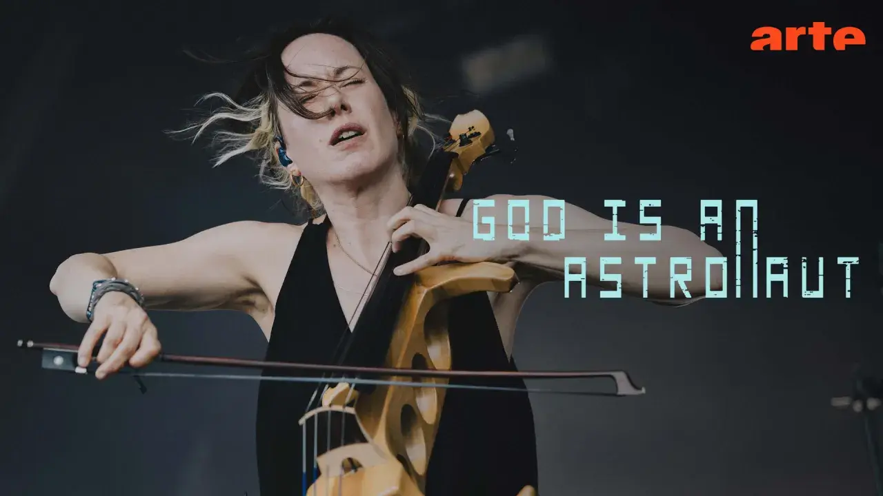 Une violoncelliste passionnée, cheveux au vent, joue avec intensité. Le texte "GOD IS AN ASTRONAUT" flotte, comme une vision cosmique.