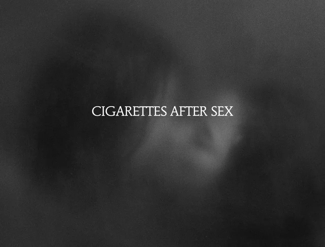 Texte blanc "CIGARETTES AFTER SEX" sur fond sombre et flou, évoquant une ambiance intime et mélancolique.