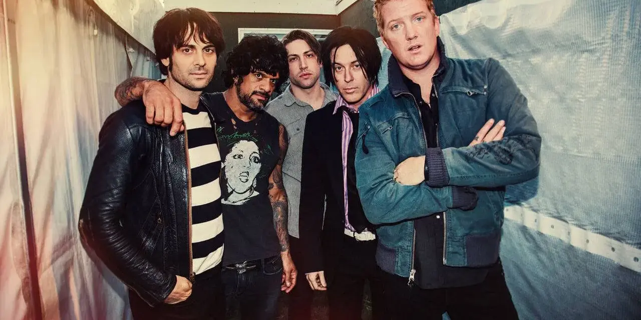 Les membres de Queens of the Stone Age posent ensemble, prêts à enregistrer de nouveaux albums.