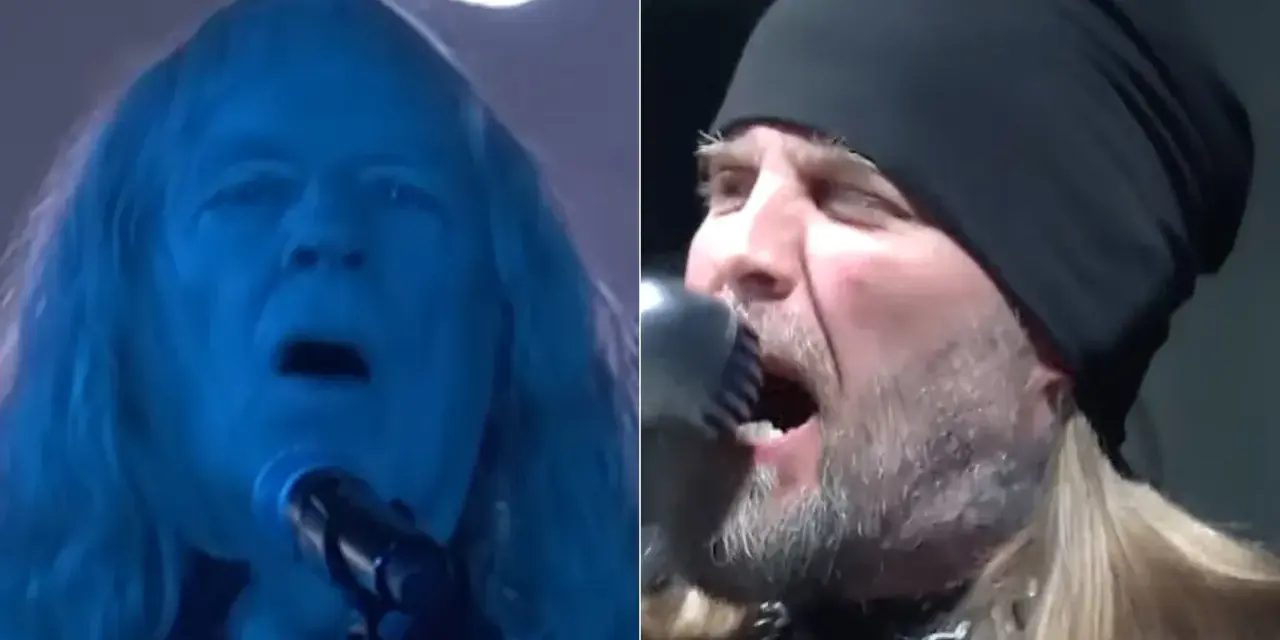 Deux chanteurs de Drowning Pool en pleine performance, l'un éclairé en bleu, l'autre avec un bonnet noir.