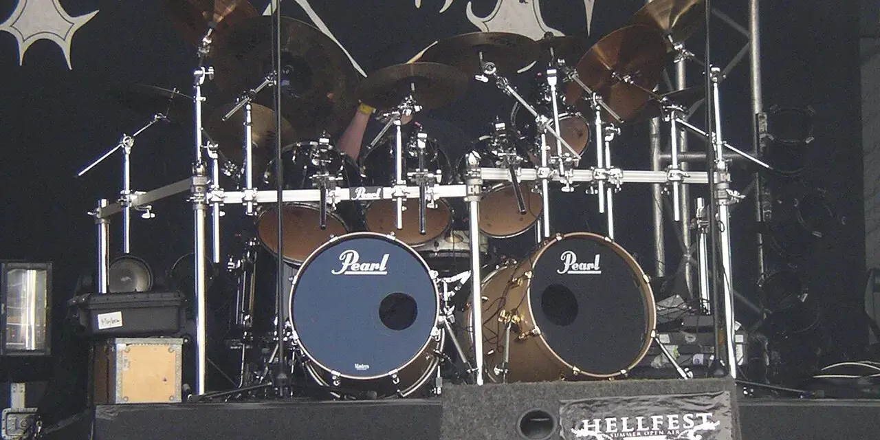 Batterie de scène avec le logo Hellfest. Jan Axel Blomberg, batteur de Mayhem, est prêt à jouer.