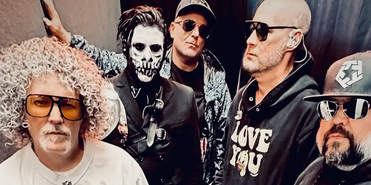 Les membres de Limp Bizkit posent ensemble, dont un avec un maquillage de squelette et un autre avec une chevelure afro.