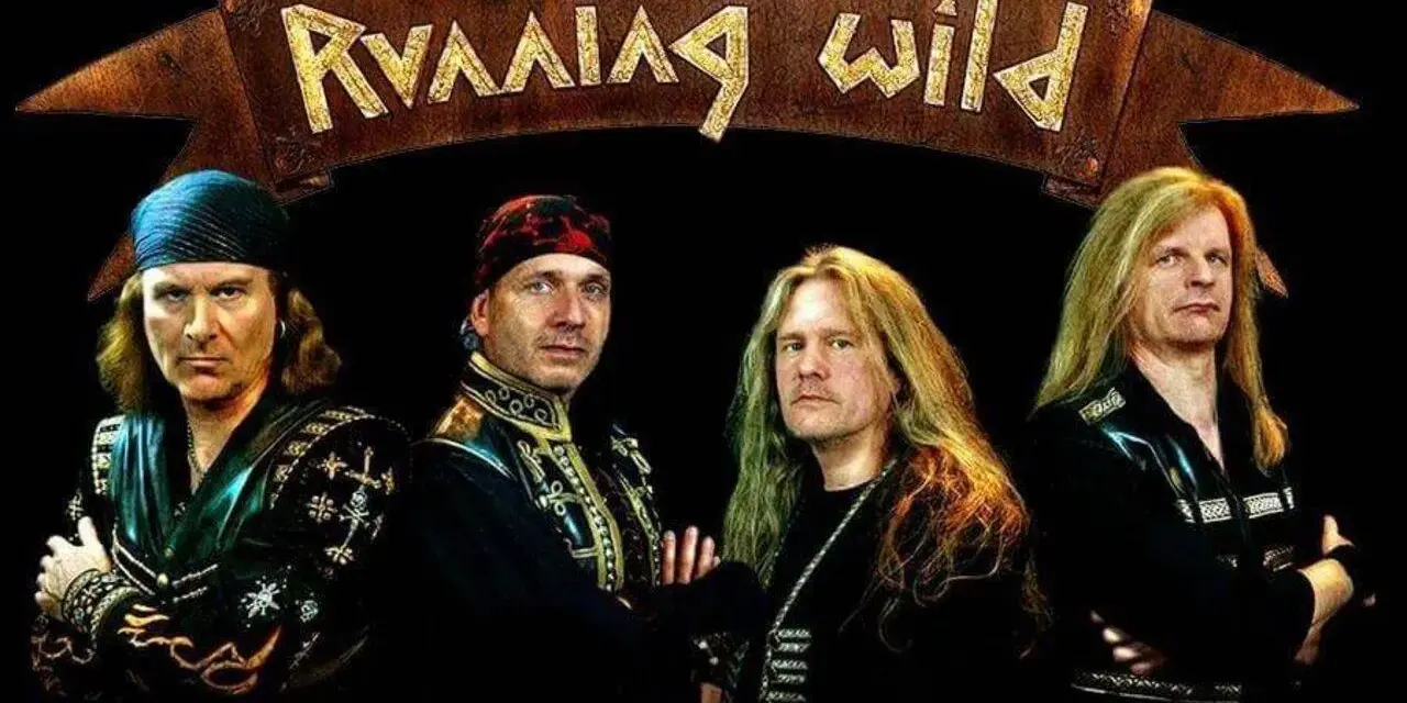 Quatre hommes aux cheveux longs, vêtus de tenues sombres et ornées, posent sous une bannière "Running Wild".