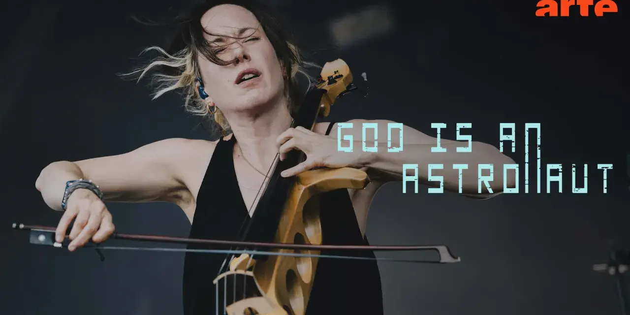 Une violoncelliste passionnée, cheveux au vent, joue avec intensité. Le texte "GOD IS AN ASTRONAUT" flotte, comme une vision cosmique.