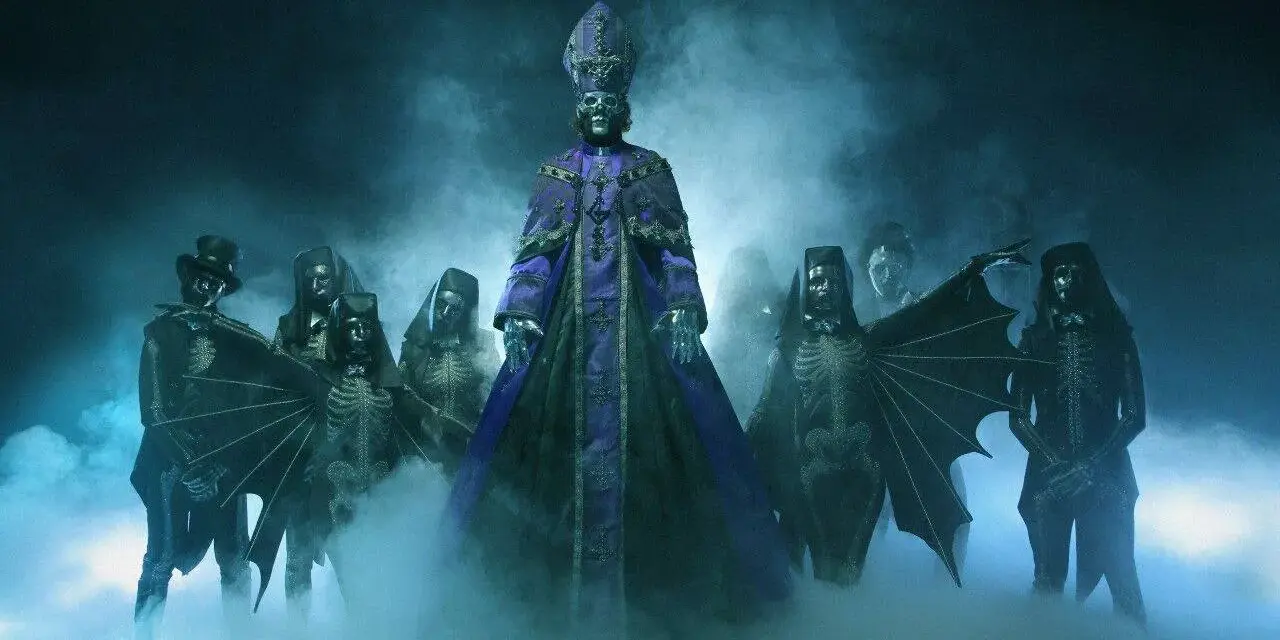 Les membres de Ghost (groupe) apparaissent dans une brume bleutée, le leader en robe violette imposante, entouré de squelettes masqués et d'une silhouette à chapeau.