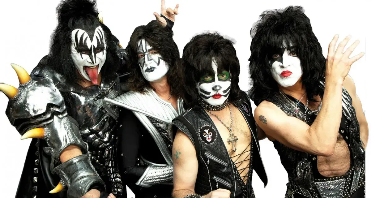 Les membres de KISS, avec leurs maquillages iconiques et leurs costumes flamboyants, posent pour une photo.