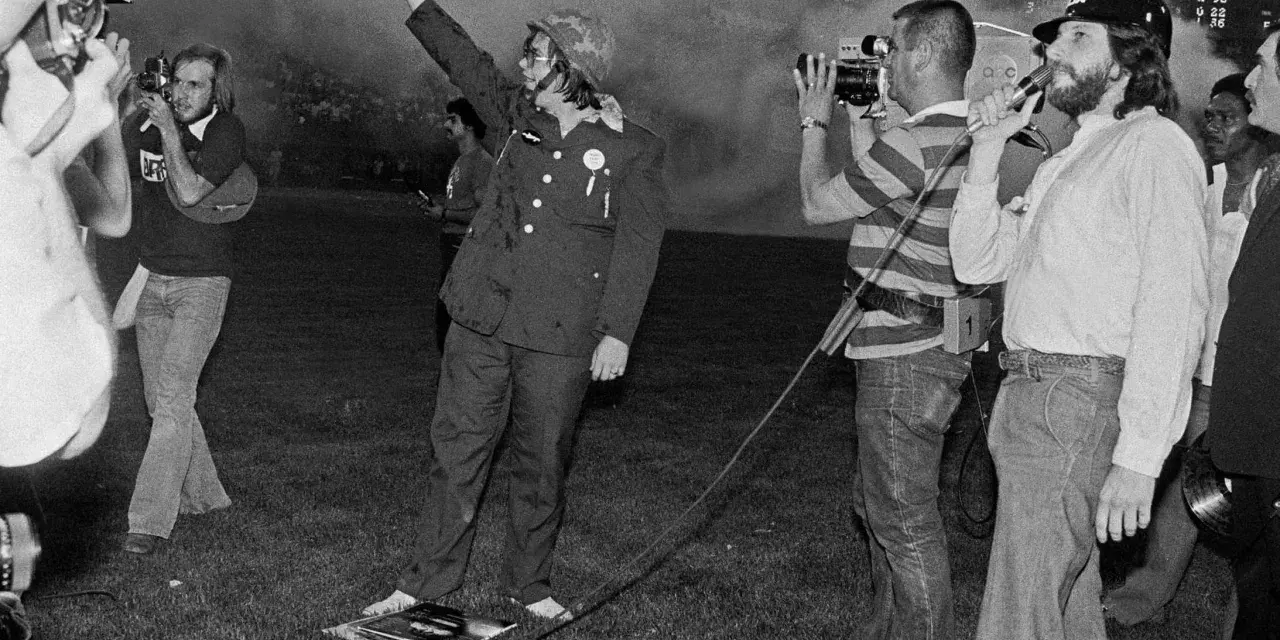 Un homme en uniforme militaire, bras levé, au milieu d'une foule et de caméras. Une scène qui pourrait faire partie de l'histoire du disco.