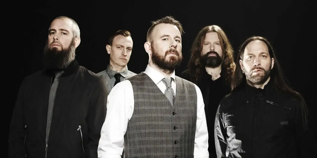 Cinq hommes barbus, membres du groupe In Flames, posent devant un fond noir.