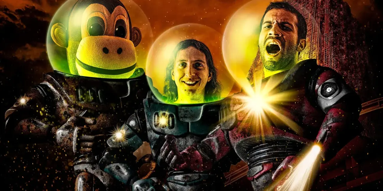 Andreas et Nicolas, trois astronautes, un singe et deux hommes, dans des combinaisons spatiales, prêts pour une mission intergalactique.