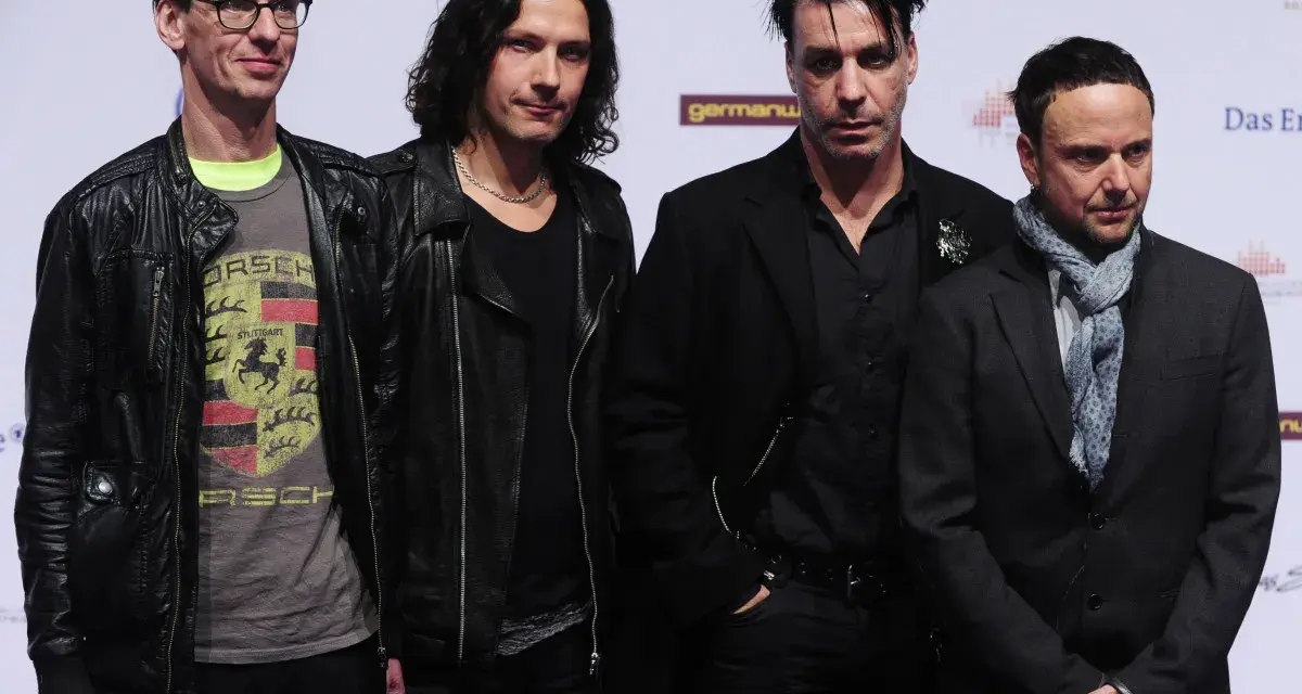 Le groupe allemand des années 2000, Rammstein, pose sur le tapis rouge.