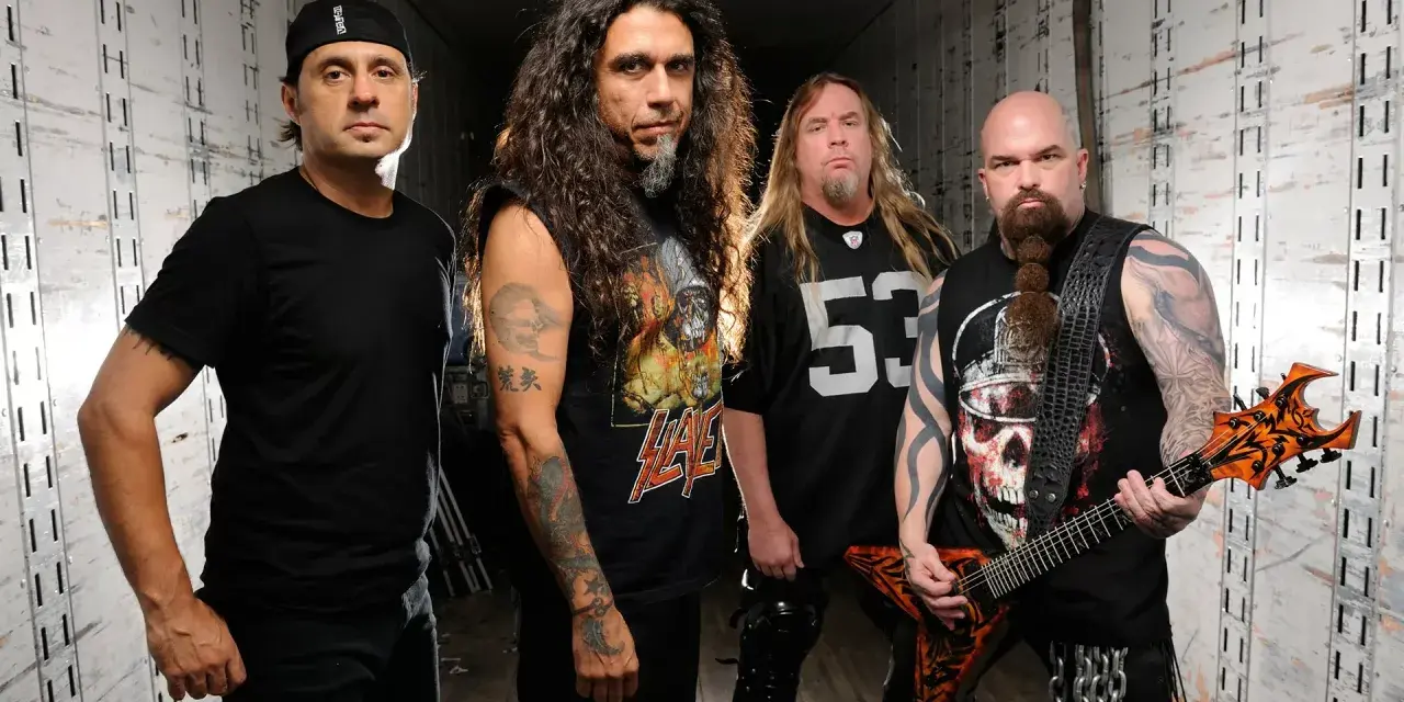 Les membres de Slayer posent ensemble, prêts à déchaîner leur son légendaire.