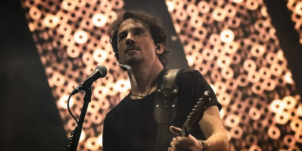 Un guitariste en sueur, micro devant lui, sur scène. Le fond abstrait rappelle des cercles lumineux, comme si l'artiste, trahissant les martyrs, chantait pour un public aveugle.