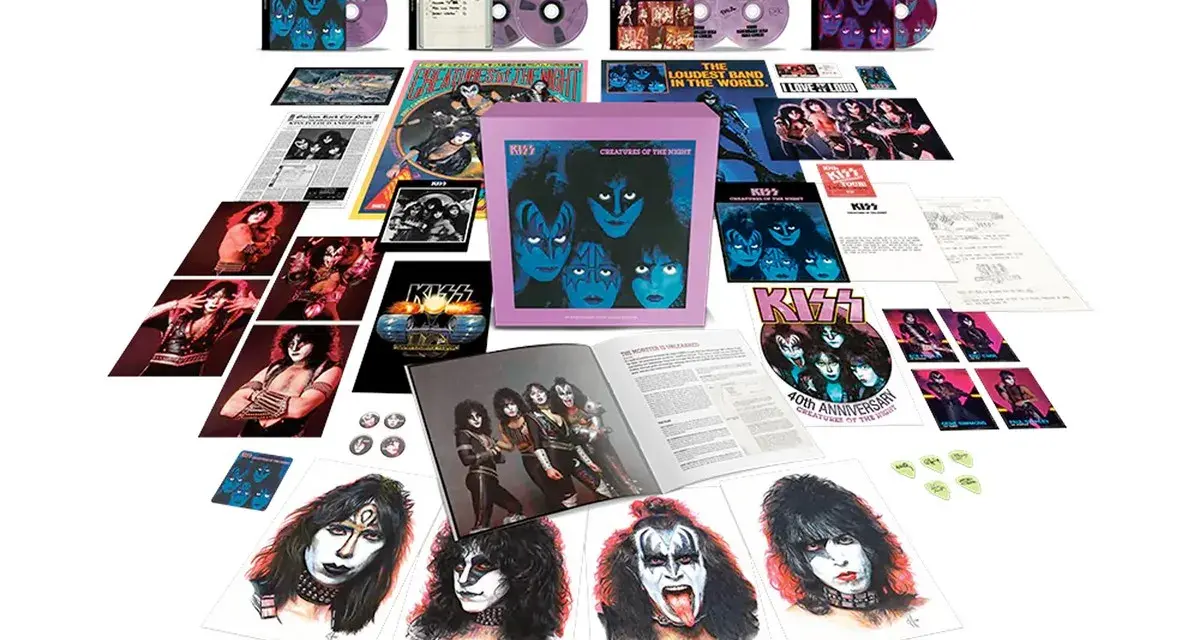 Coffret de la discographie de KISS, "Creatures of the Night", avec CDs, photos, affiches et médiators.