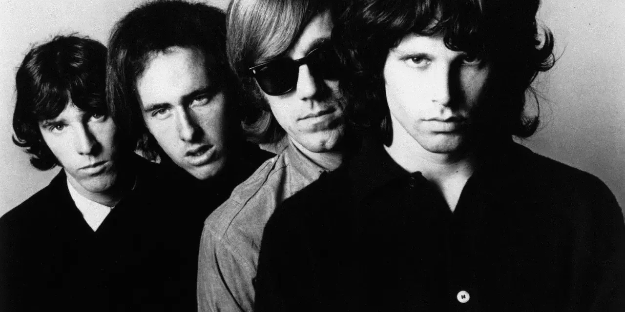 Les membres du groupe The Doors posent pour une photo emblématique, rappelant leurs célèbres albums.