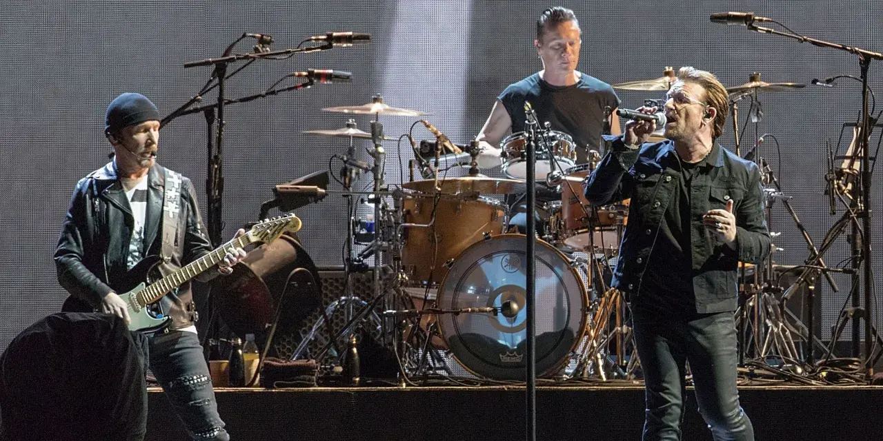 U2 sur scène, The Edge à la guitare, Bono au micro, Larry Mullen Jr. à la batterie. Un concert mémorable, comme un Joshua Tree.