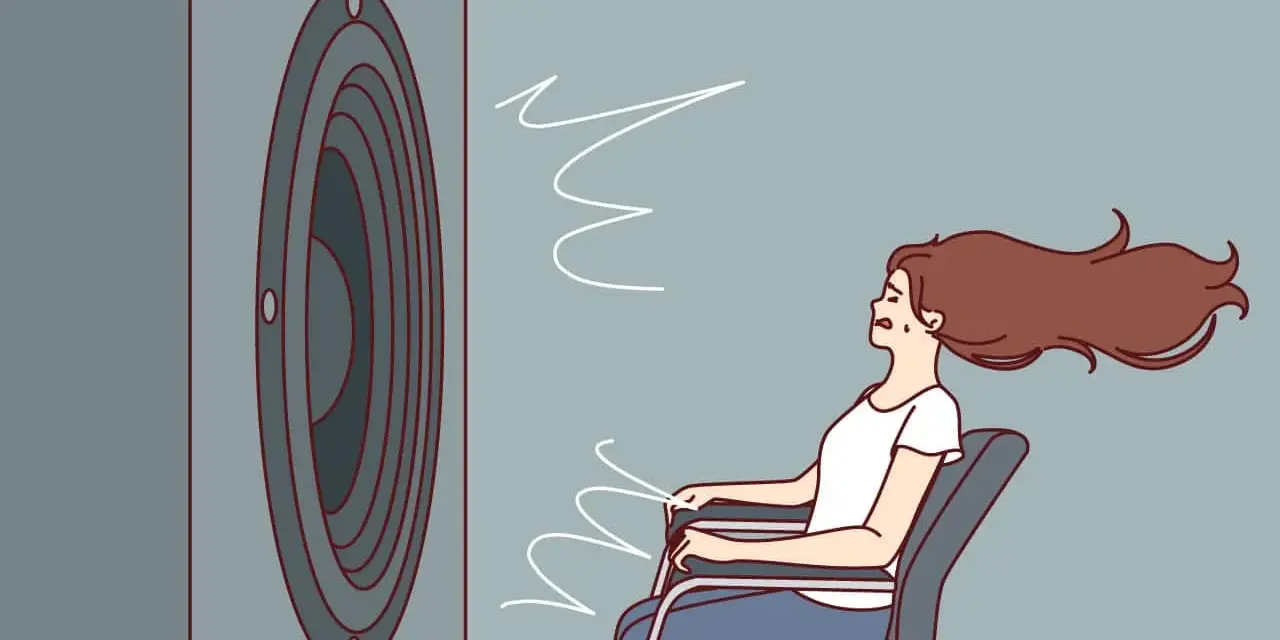 Une femme assise, les cheveux au vent, face à un haut-parleur. Le son est si fort qu'il en devient une force physique, illustrant la définition du décibel.