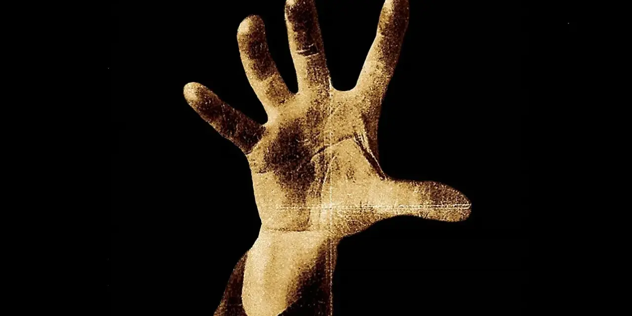 Main de System of a Down, emblème iconique de leur album "Toxicity".