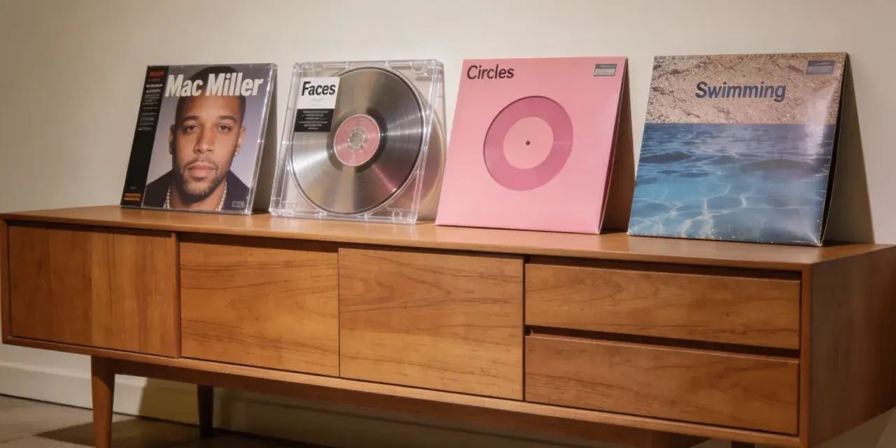 Collection de vinyles de Mac Miller : "Mac Miller", "Faces", "Circles" et "Swimming" sur un meuble en bois.