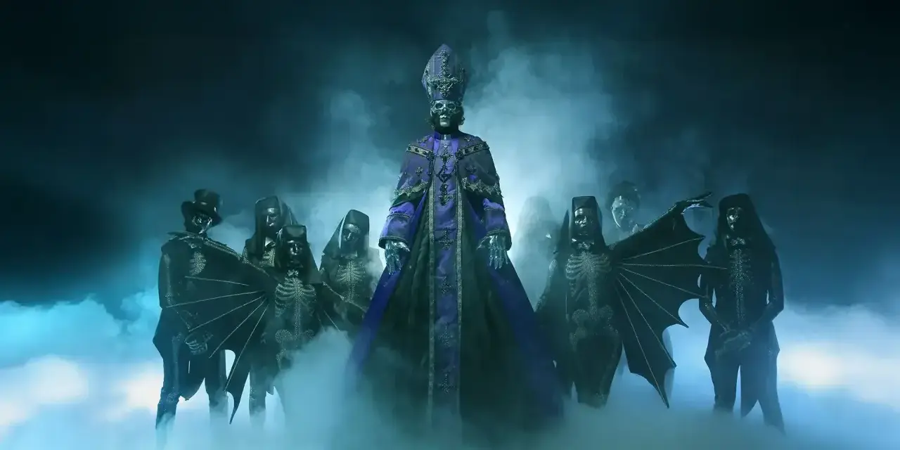 Le groupe Ghost, dans une ambiance brumeuse, entoure un personnage central en robe violette. L'album "Ghost" est évoqué par cette scène macabre.
