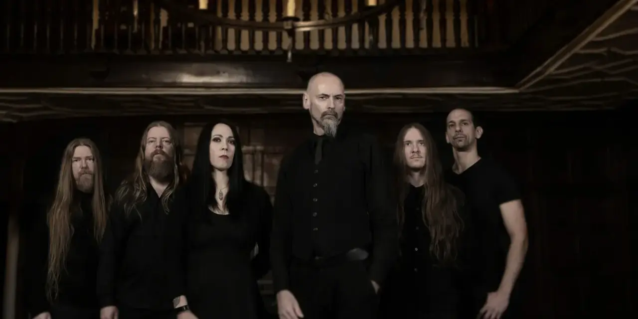 Cinq musiciens en tenue sombre, ambiance gothique, comme un groupe nommé "my dying bride".